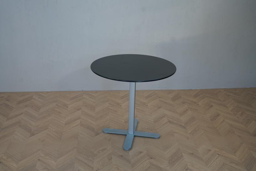 Montana hæve-sænkebord Ø80 cm med sort bordplade og gråt stel set forfra – stilrent rundt cafébord